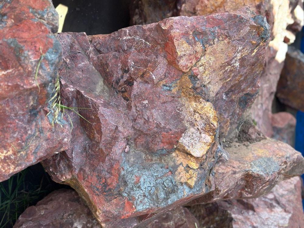 Камни для ландшафтного дизайна красно-фиолетовые 10-60 килограмм купить в Невьянске