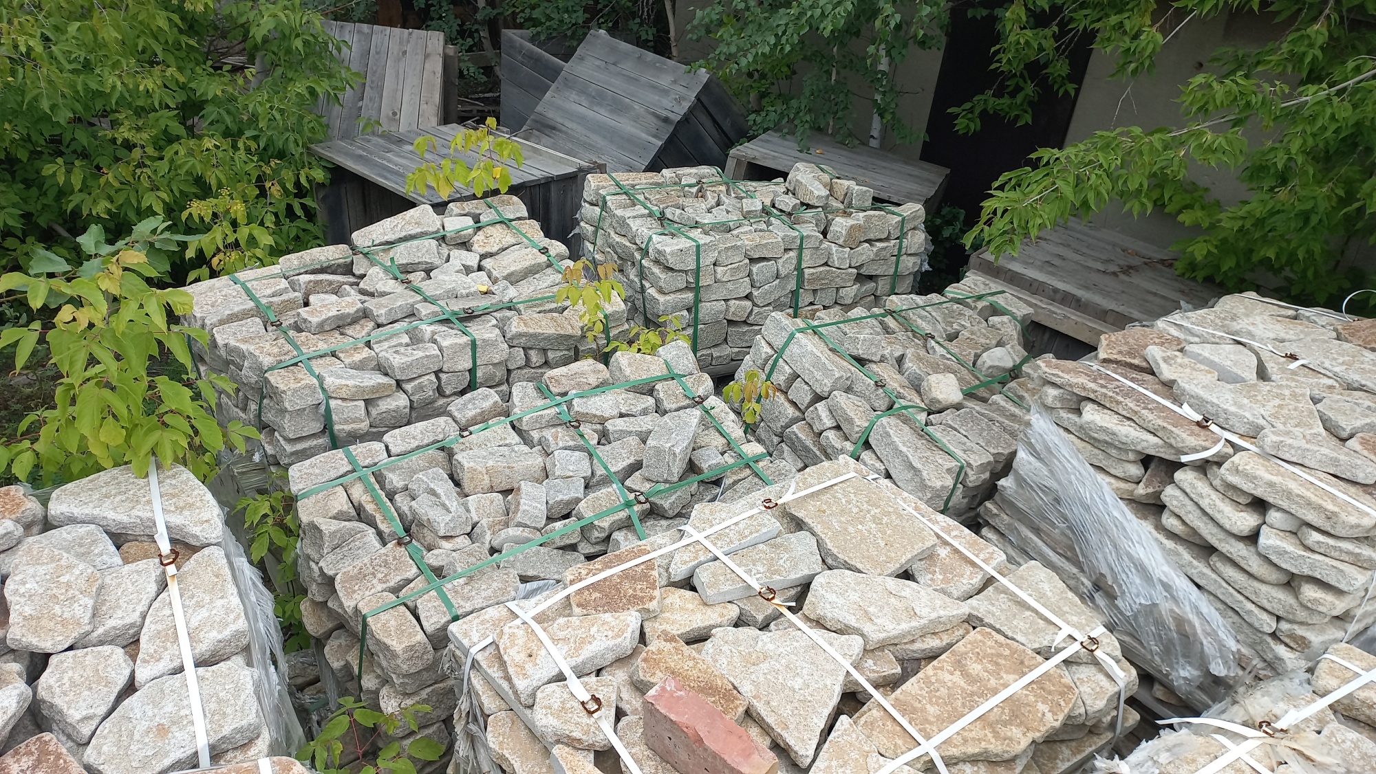 Плитняк галтованный гранитный для ландшафтного дизайна купить в Невьянске