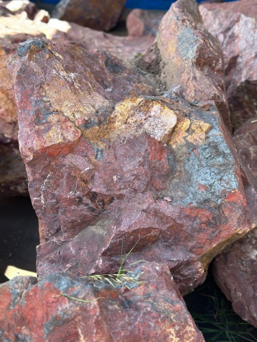 Камни для ландшафтного дизайна красно-фиолетовые 10-60 килограмм купить в Невьянске