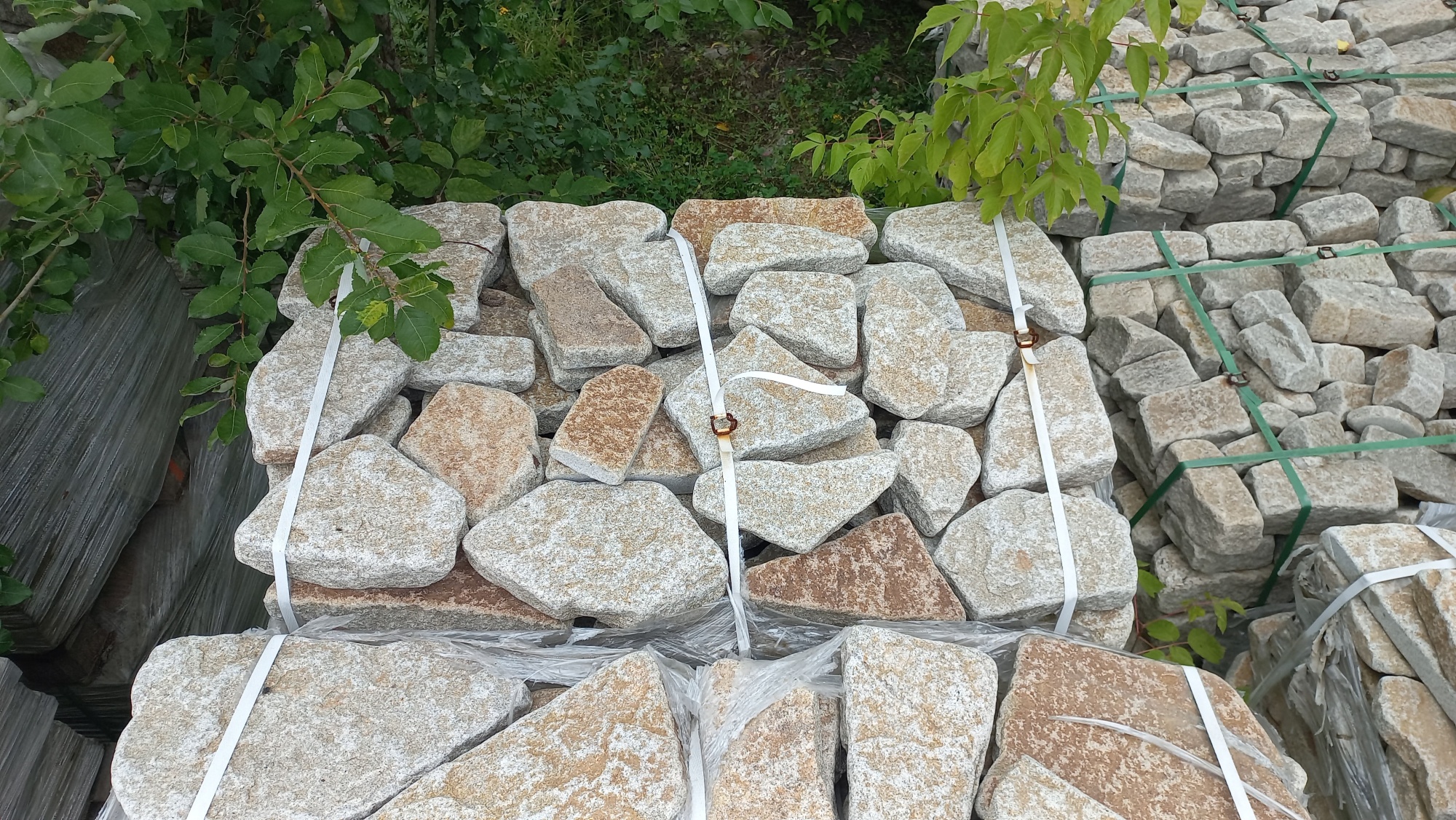 Плитняк галтованный гранитный для ландшафтного дизайна купить в Невьянске