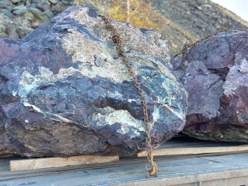 Огромные красно-фиолетовые валуны для ландшафтного дизайна весом более 5 тонн купить в Невьянске