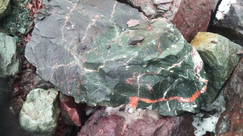 Гигантские зелёные валуны для ландшафтного дизайна весом более 5 тонн купить в Невьянске