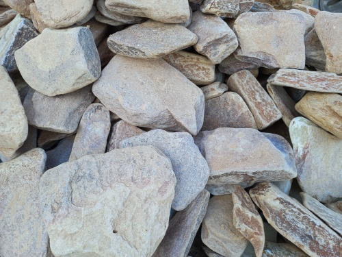 Златолит жёлтый, жёлто-зелёный глыбки и валуны для ланшафтного дизайна купить в Невьянске