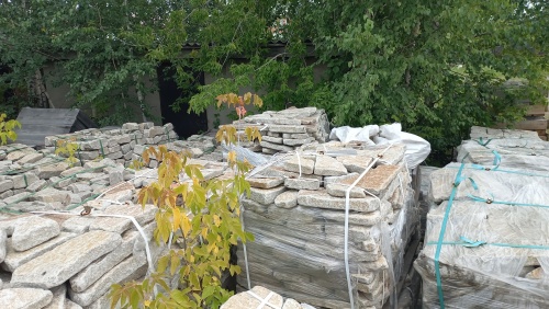 Плитняк галтованный гранитный для ландшафтного дизайна купить в Невьянске