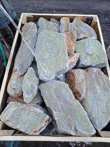Златолит жёлтый, жёлто-зелёный глыбки и валуны для ланшафтного дизайна купить в Невьянске