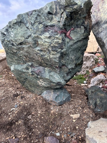 Гигантские зелёные валуны для ландшафтного дизайна весом более 5 тонн купить в Невьянске