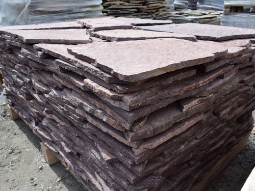 Плитняк лемезит бордовый для облицовки цоколя 20-25 мм  купить в Невьянске