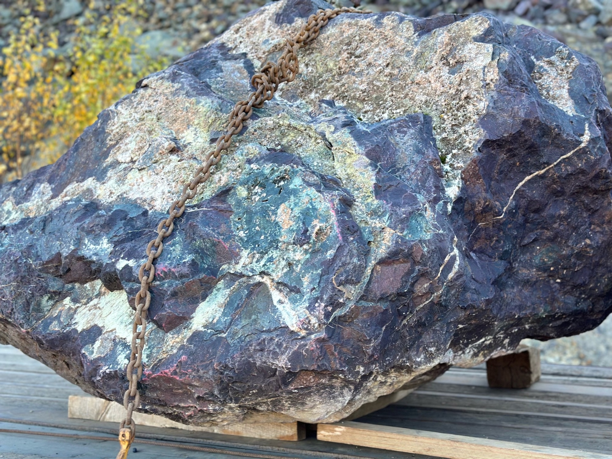 Огромные красно-фиолетовые валуны для ландшафтного дизайна весом более 5 тонн купить в Невьянске