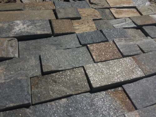 Плитка пилёная златолит Уральский для цоколя, отмостки купить в Невьянске