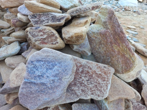 Златолит жёлтый, жёлто-зелёный глыбки и валуны для ланшафтного дизайна купить в Невьянске