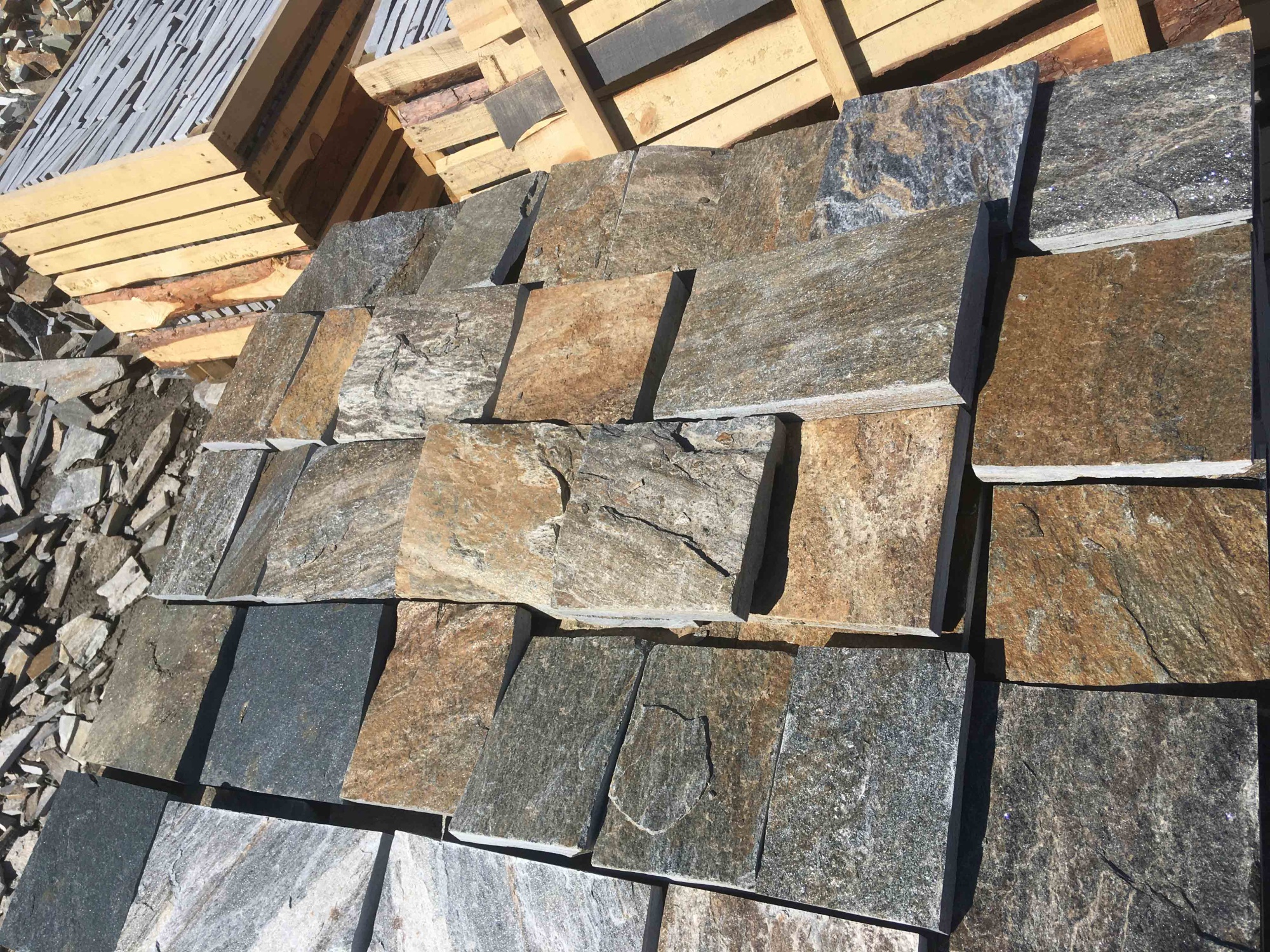 Плитка пилёная златолит Уральский для фасада купить в Невьянске