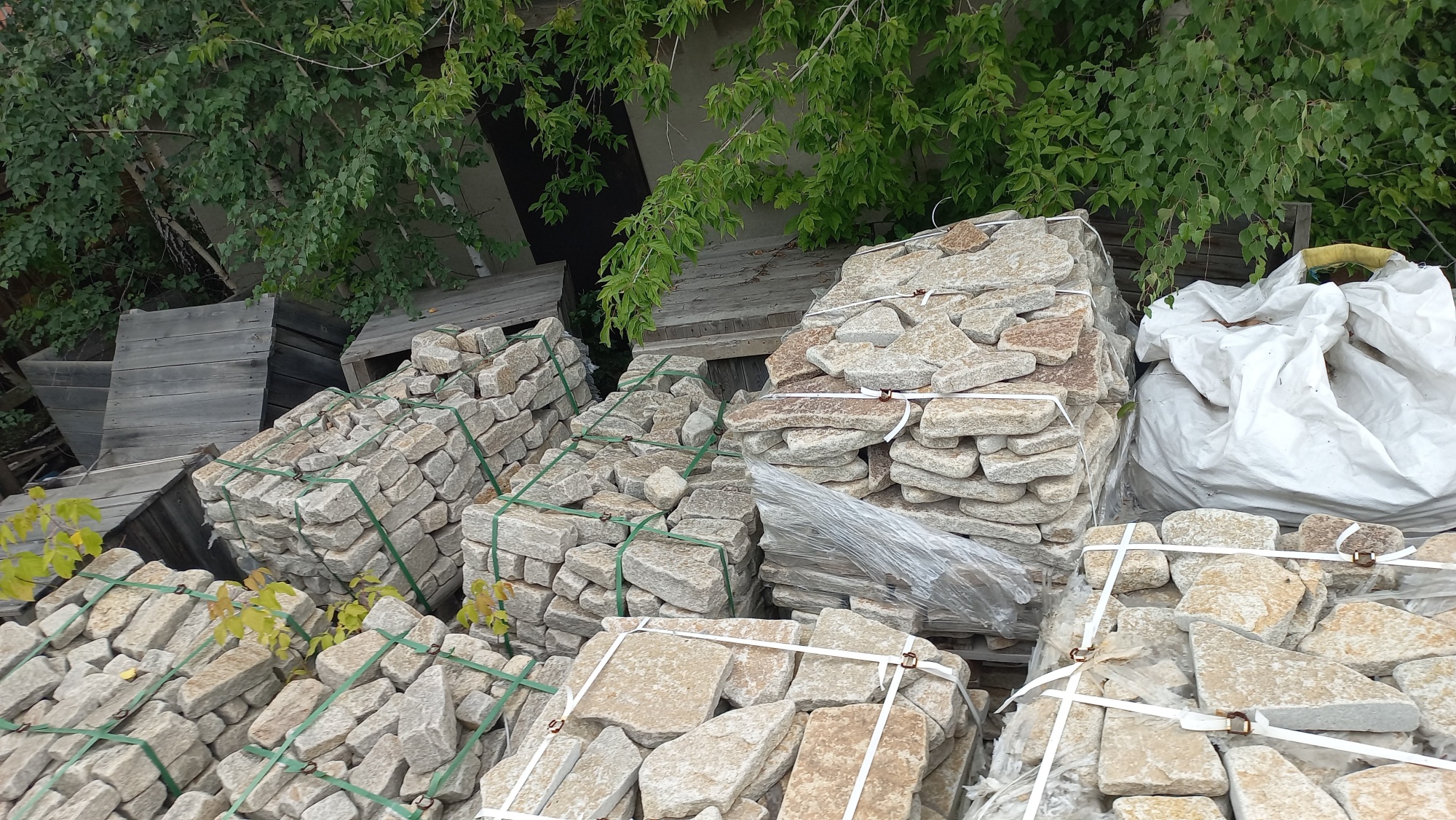 Плитняк гранитный галтованный купить в Невьянске