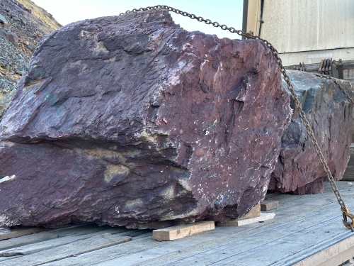Огромные красно-фиолетовые валуны для ландшафтного дизайна весом более 5 тонн купить в Невьянске