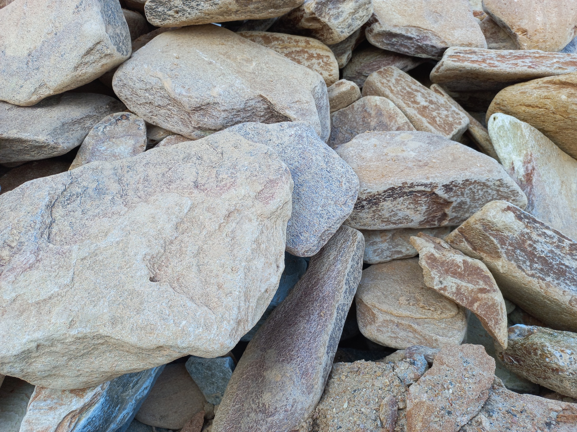 Златолит жёлтый, жёлто-зелёный глыбки и валуны для ланшафтного дизайна купить в Невьянске