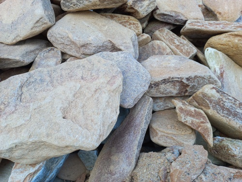 Златолит жёлтый, жёлто-зелёный глыбки и валуны для ланшафтного дизайна купить в Невьянске