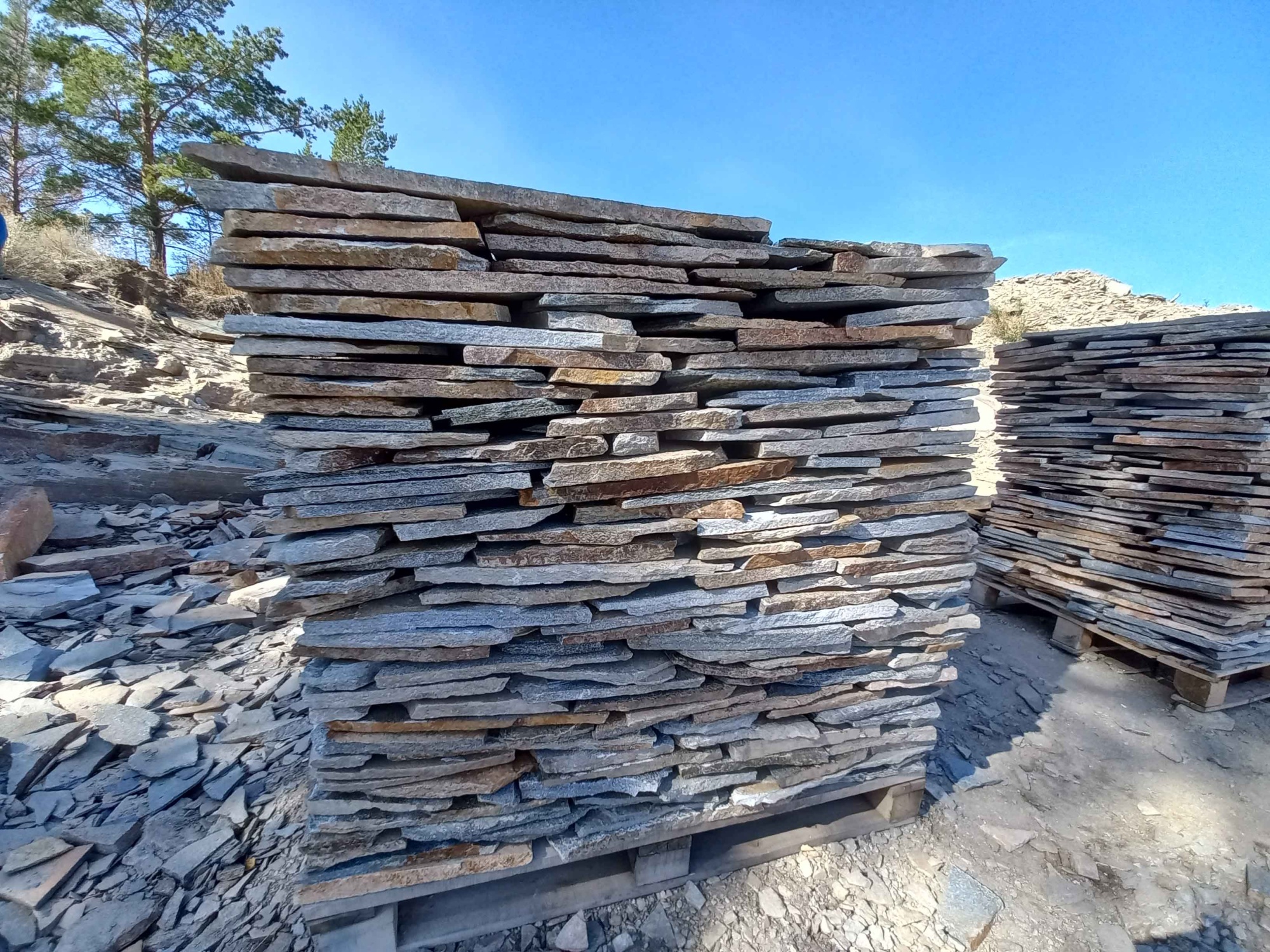 Плитняк златолит серебристый для фасада купить в Невьянске