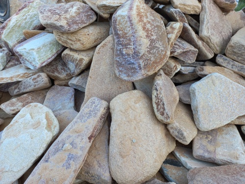 Златолит жёлтый, жёлто-зелёный глыбки и валуны для ланшафтного дизайна купить в Невьянске