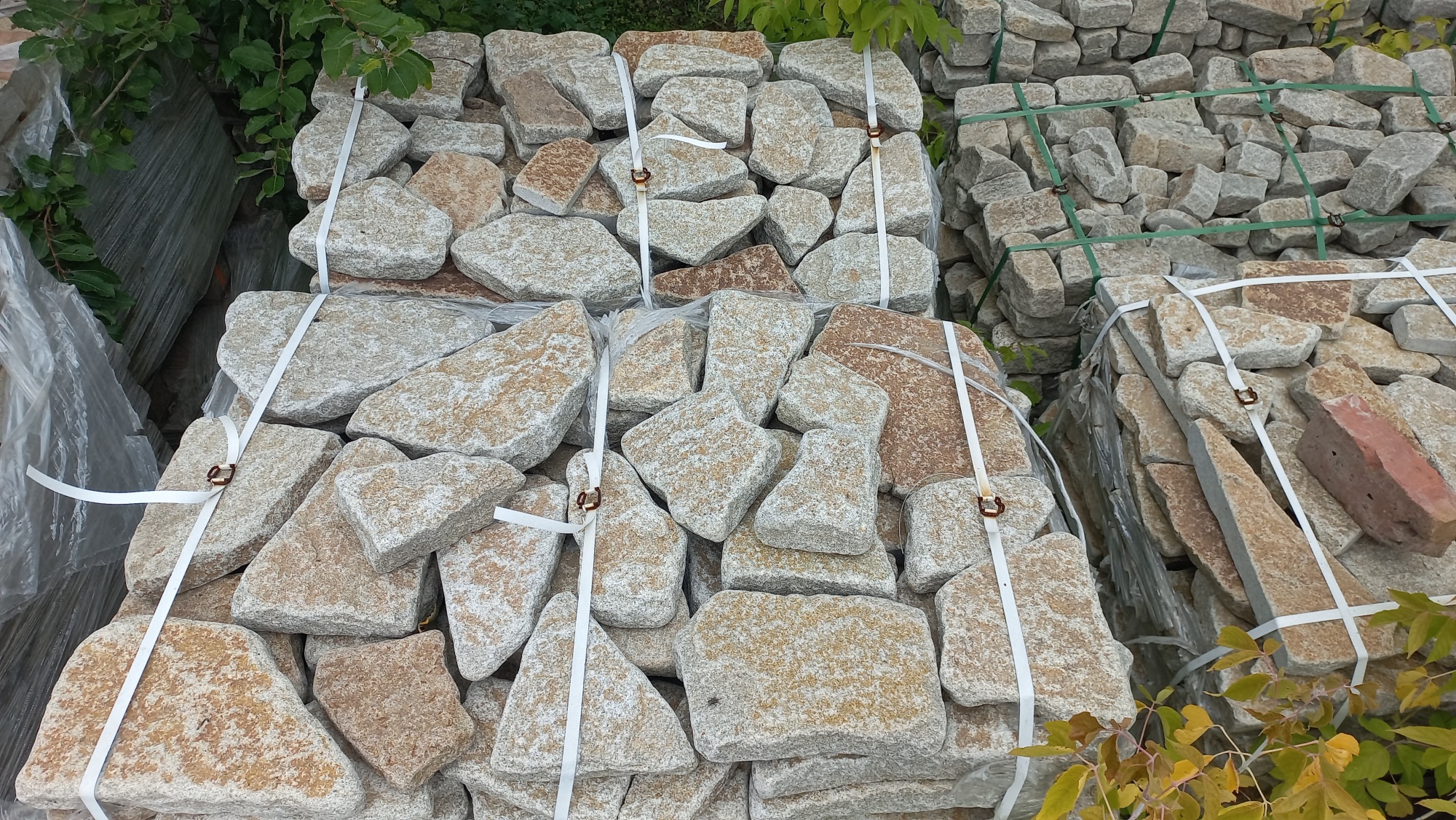 Гранитный плитняк галтованный для мощения купить в Невьянске