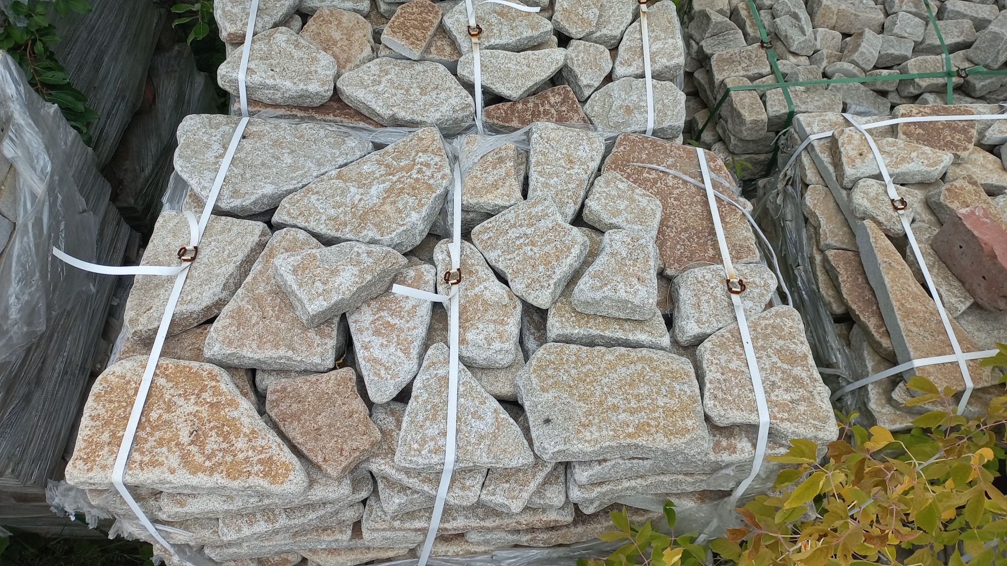 Плитняк галтованный гранитный для ландшафтного дизайна купить в Невьянске