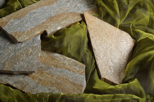 Плитняк златолит Уральский для цоколя, отмостки купить в Невьянске