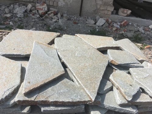 Златолит серебристый галтованный для лестниц купить в Невьянске